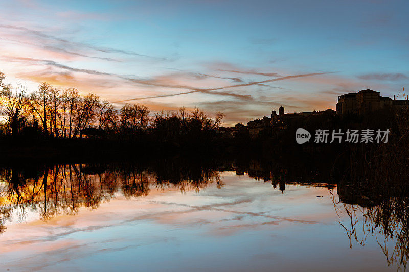 夕阳在杜罗河，因为它通过Tordesillas，卡斯蒂利亚y León-Spain。